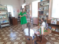 Чтение вслух любимых книжек «Из книжки строчки лесенкой торопятся к тебе»